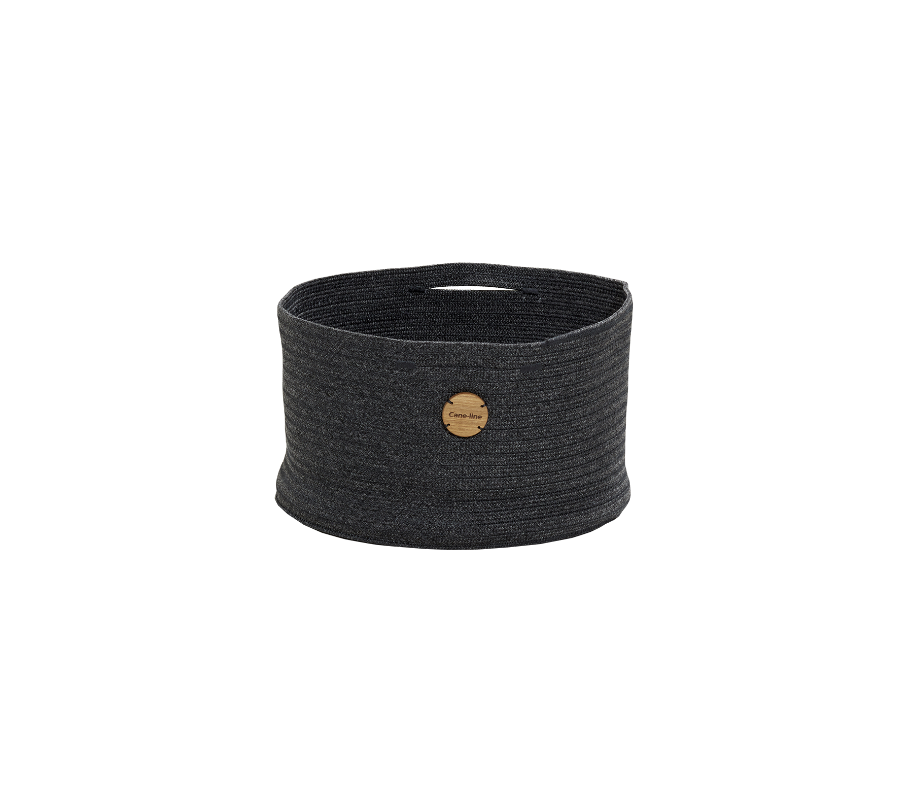 Panier de rangement rond et texturé en gris foncé avec une étiquette en bois pour le style et la fonctionnalité. Idéal pour organiser divers objets.