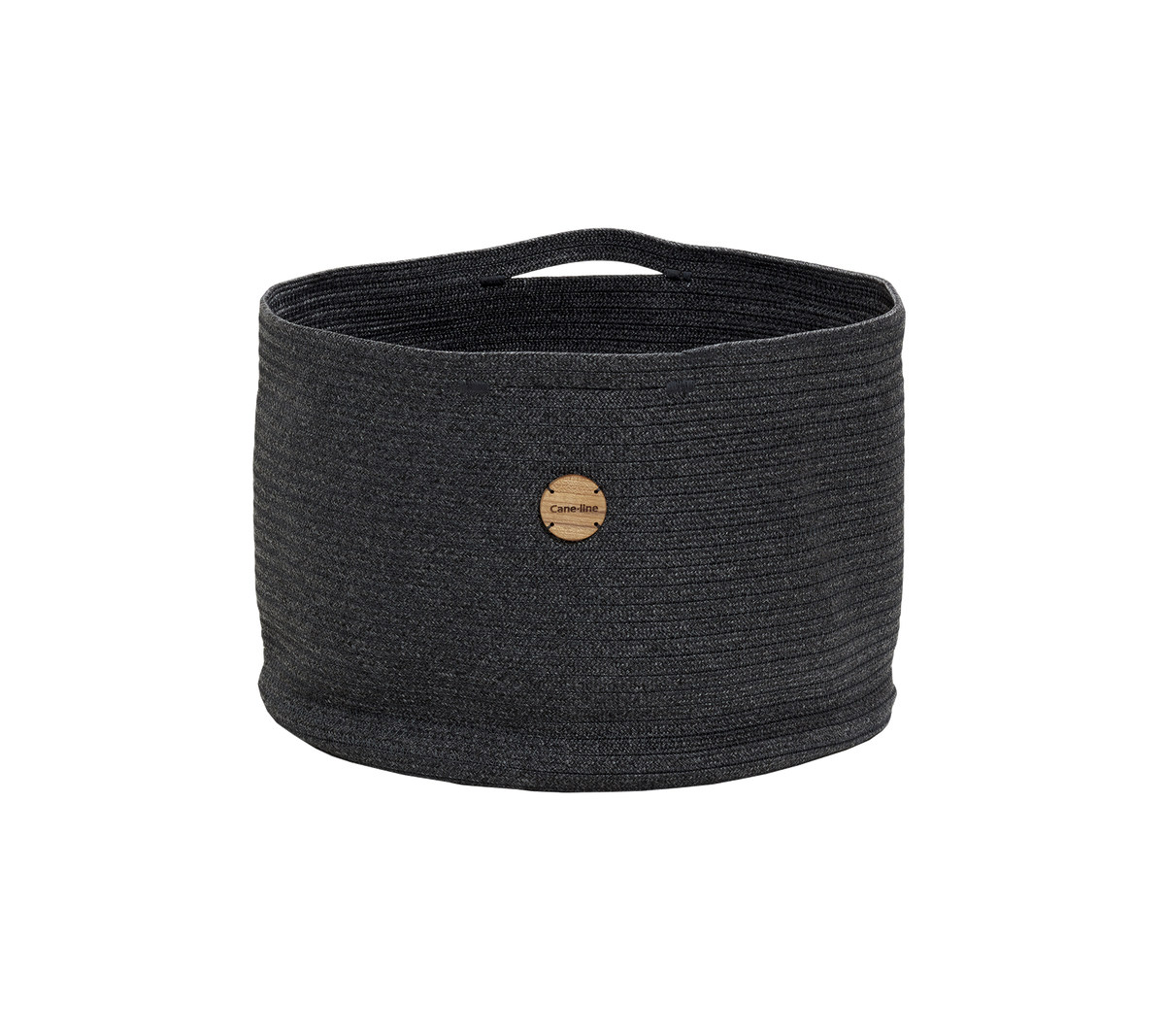 Un panier de rangement rond, gris foncé, avec un design texturé et une étiquette en bois portant un logo. Parfait pour organiser vos objets avec style.