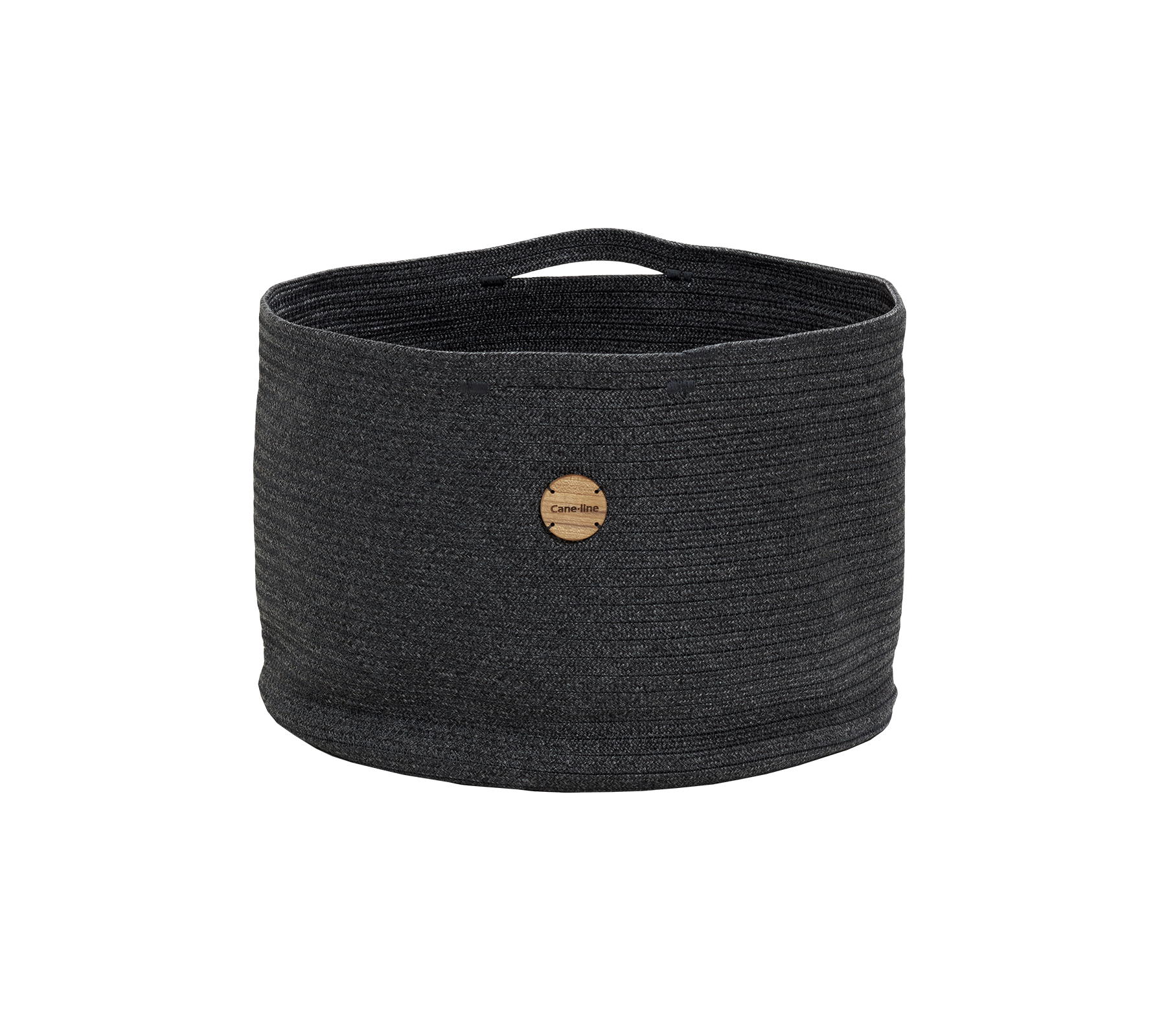 Un panier de rangement rond, gris foncé, avec un design texturé et une étiquette en bois portant un logo. Parfait pour organiser vos objets avec style.