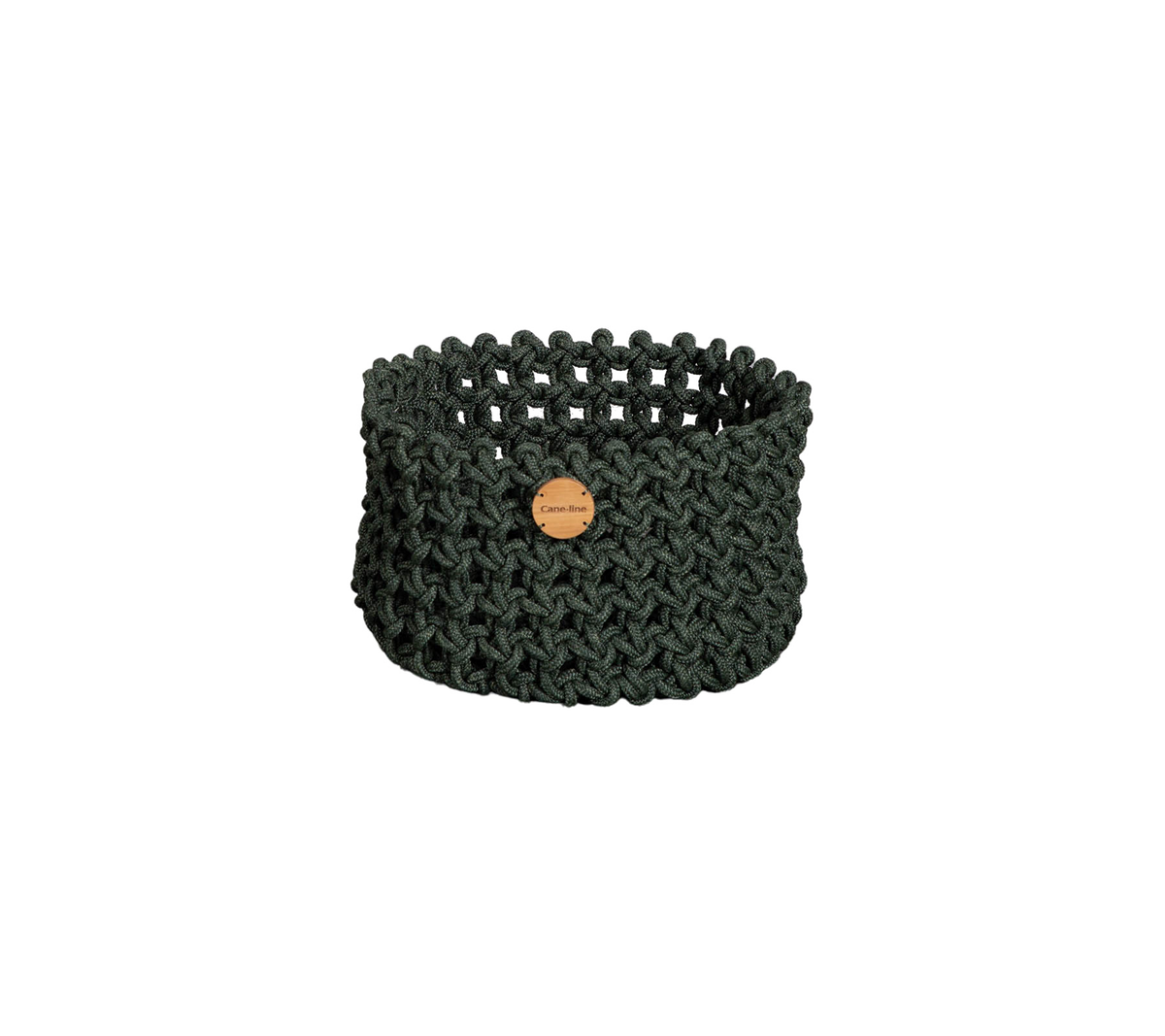 Un panier tressé vert texturé avec une étiquette en bois, idéal pour organiser et ajouter une touche de style à tout espace.