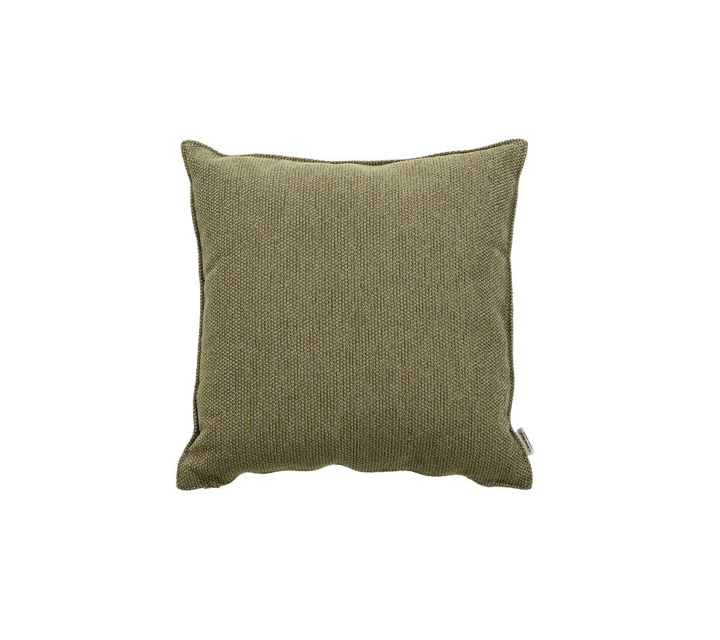 Coussin décoratif carré en tissu à texture olive, ajoutant une touche de subtilité élégante à n'importe quel espace.