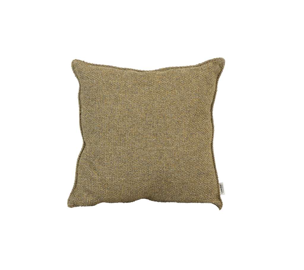 Coussin carré texturé dans une teinte chaude et terreuse, parfait pour ajouter confort et style à n'importe quel cadre.