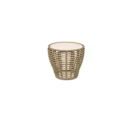 Une table d'appoint ronde décorative avec un design tissé unique et un dessus lisse, adaptée à divers environnements.