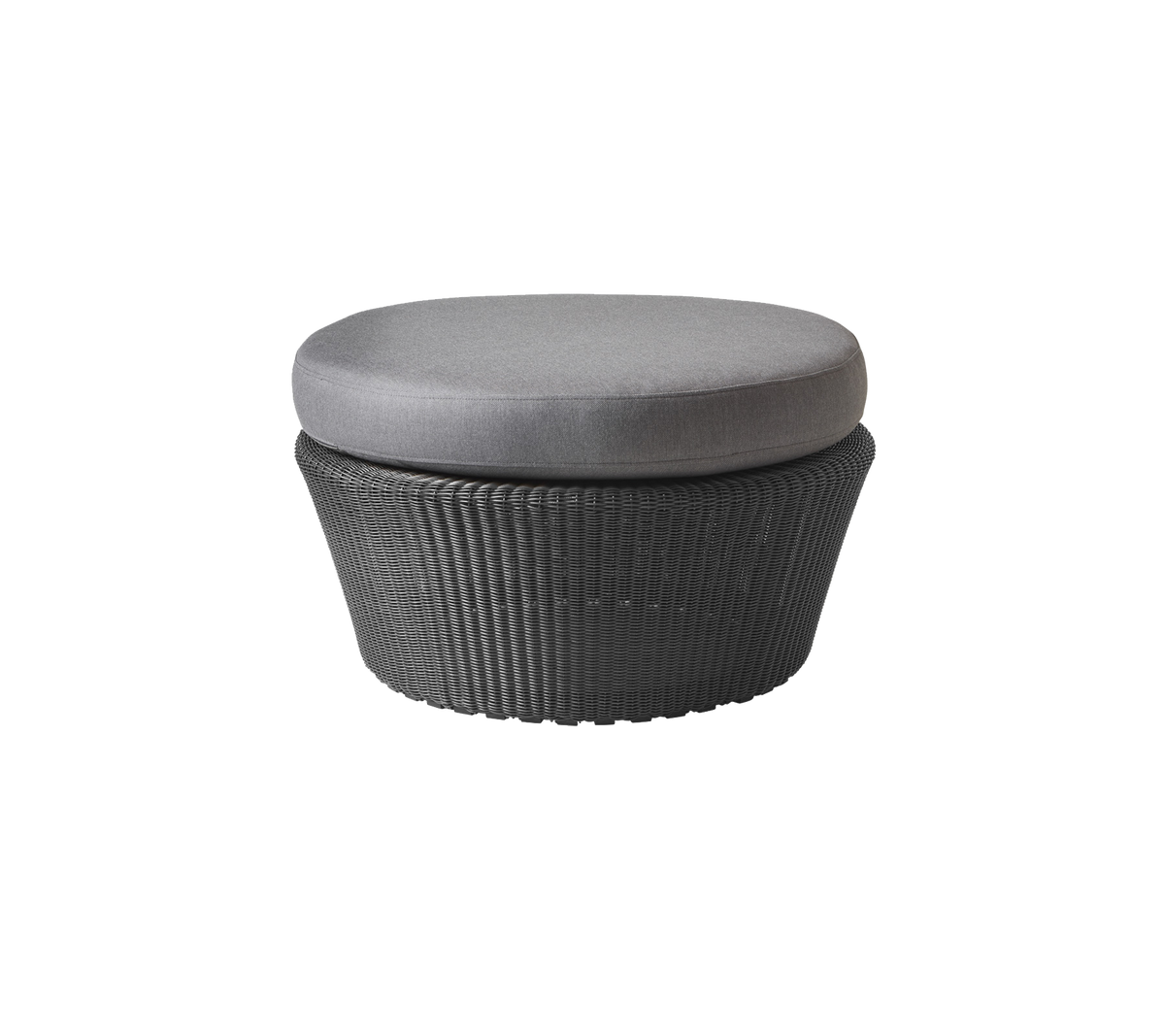 Ottoman rond avec une base tissée et un dessus rembourré gris, conçu pour un siège polyvalent et une décoration.