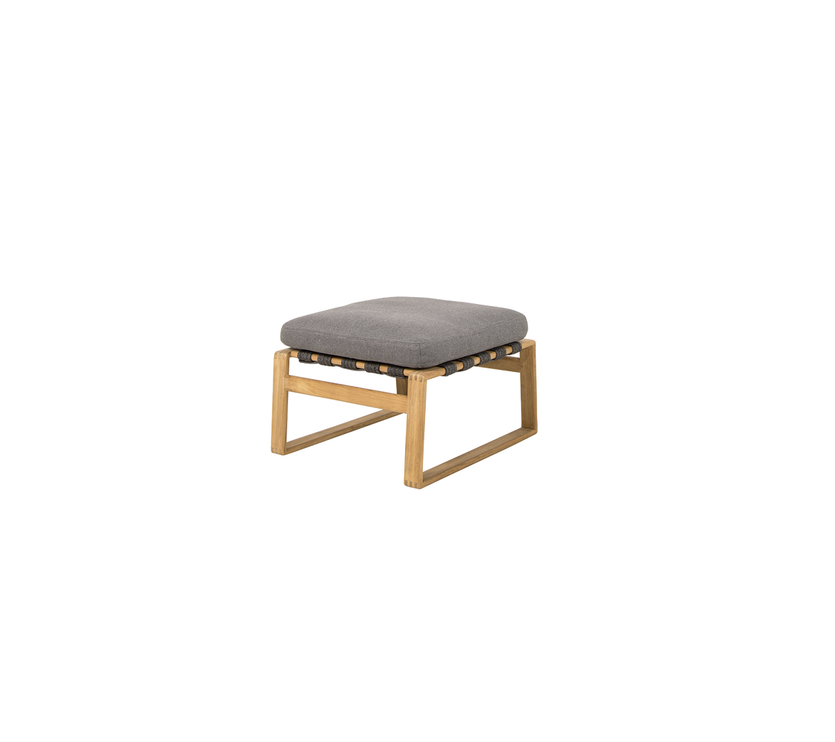 Ottoman carré avec un coussin gris sur un cadre en bois, conçu pour le confort et le style.