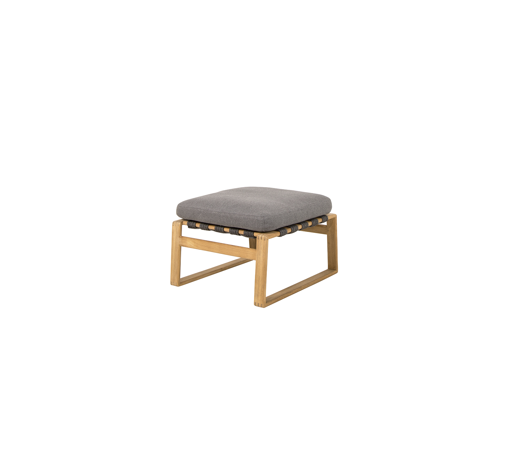 Ottoman carré avec un coussin gris sur un cadre en bois, conçu pour le confort et le style.