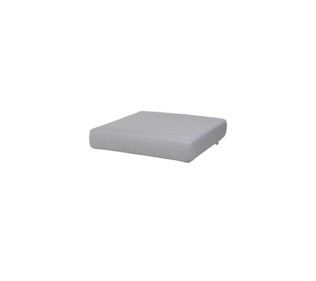 Coussin carré gris avec une surface lisse, conçu pour un usage assis polyvalent ou des fins décoratives.