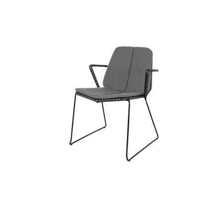 Chaise élégante au design épuré, avec un siège et un dossier confortables, soutenus par un solide cadre en métal.