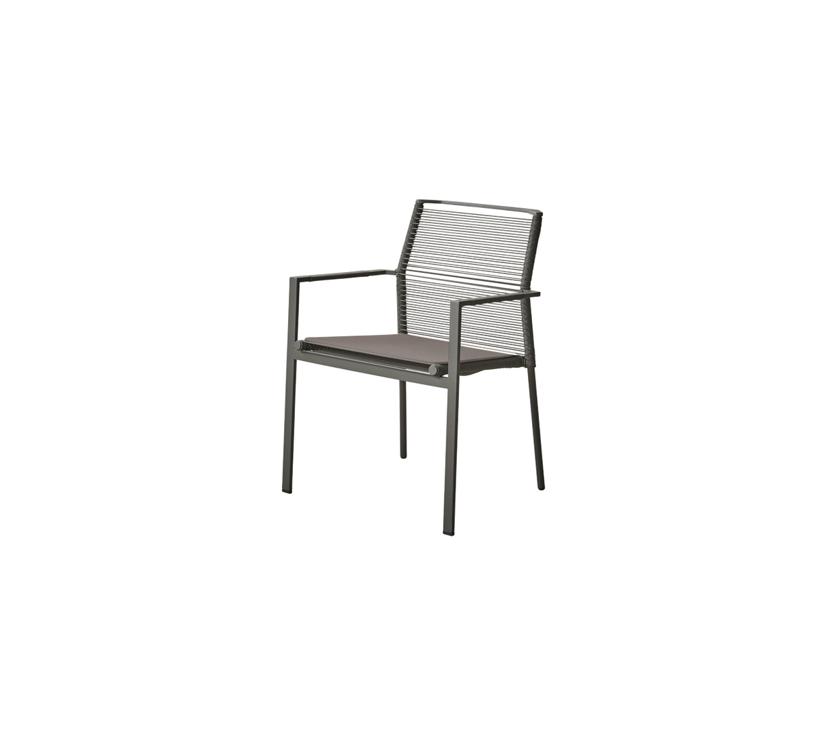 Chaise élégante au design moderne, dotée d'un dossier en mesh et de bras fins, adaptée à divers environnements.