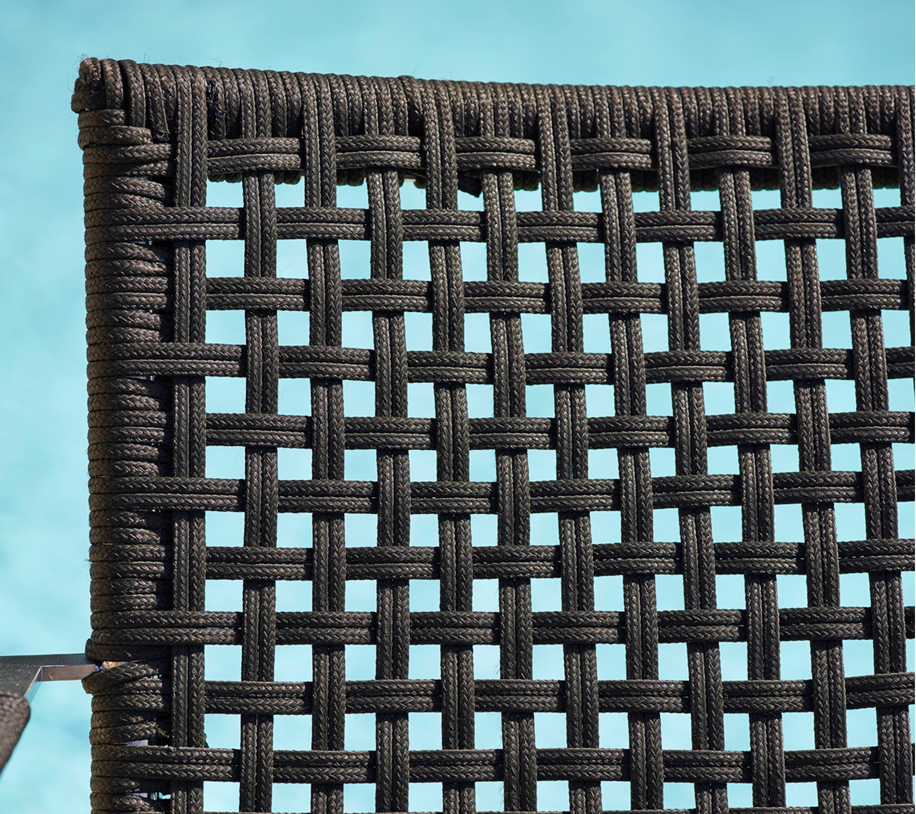 Gros plan détaillé d'un matériau noir tissé, présentant un motif texturé adapté aux meubles ou à la décoration.