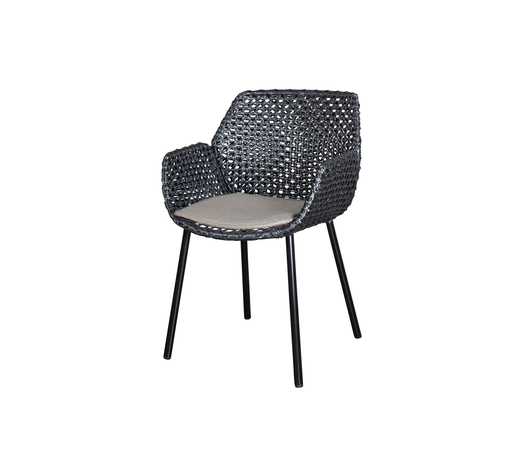 Chaise tissée élégante avec accoudoirs et assise rembourrée, conçue pour le confort et l'esthétique moderne.