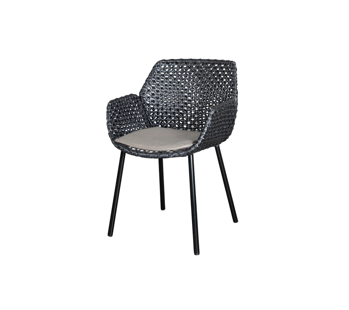 Chaise tissée élégante avec accoudoirs et assise rembourrée, conçue pour le confort et l'esthétique moderne.