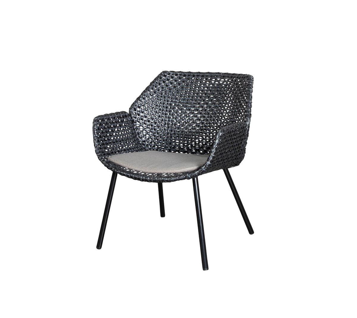 Chaise tissée élégante avec un coussin confortable, dotée d'un design moderne et de pieds solides pour le soutien. Parfaite pour la détente.