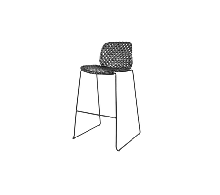 Chaise haute élégante avec un siège tressé et un cadre en métal épuré, parfaite pour ajouter une touche d'élégance moderne à n'importe quel espace.