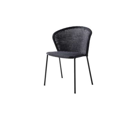 Chaise tissée noire élégante avec un dossier courbé et des pieds en métal fins, parfaite pour des environnements modernes ou contemporains.