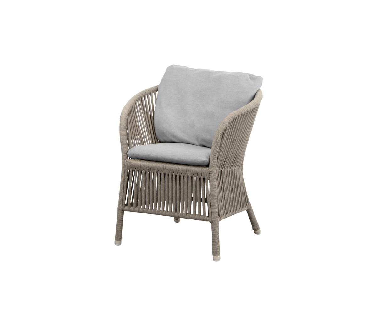 Une chaise élégante avec un design tissé et un coussin gris confortable pour se détendre et pour une décoration chic.