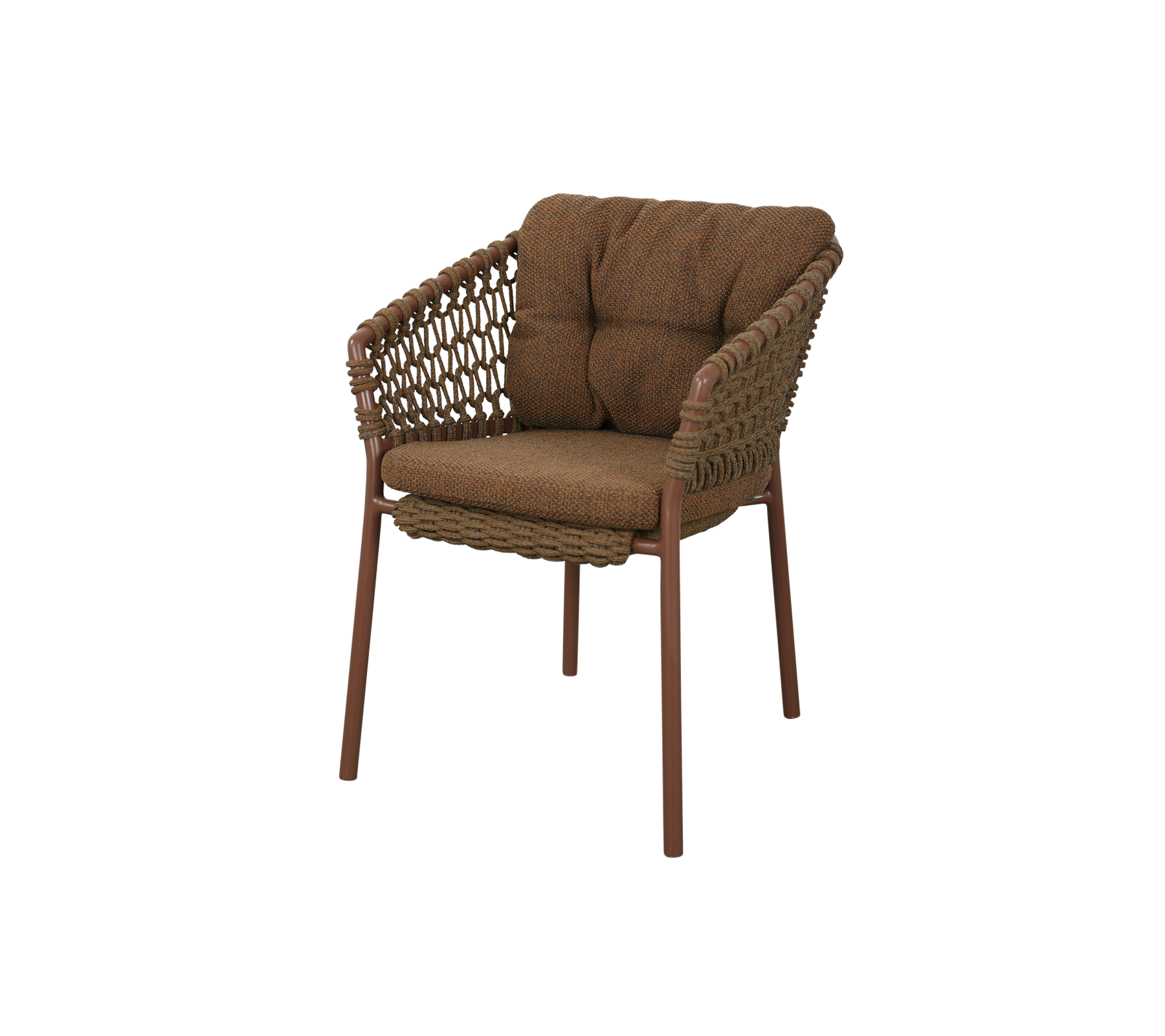 Chaise confortable au design tissé, dotée de coussins rembourrés dans une teinte brune chaude, soutenue par des pieds robustes. Idéale pour se détendre.