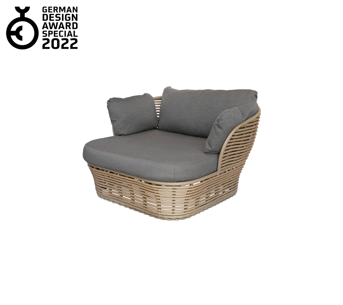 Fauteuil de salon élégant avec un cadre en rotin tissé, comprenant des coussins gris moelleux pour le confort et la détente.