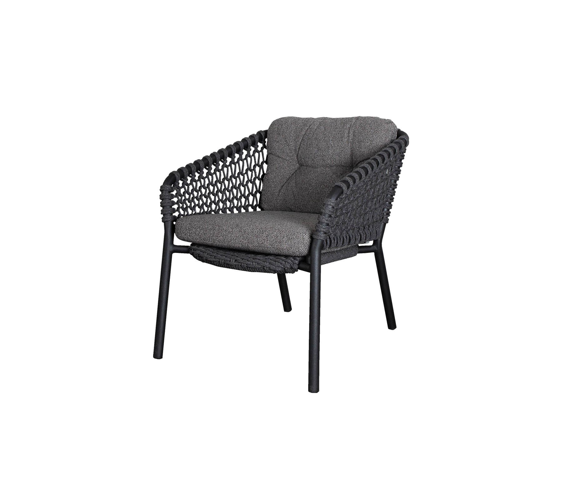Chaise en osier élégante avec un coussin gris confortable, dotée d'un cadre robuste et d'un design élégant, parfaite pour tout espace de détente.