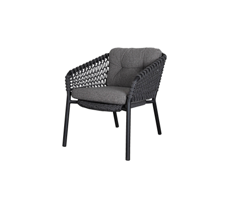 Chaise en osier élégante avec un coussin gris confortable, dotée d'un cadre robuste et d'un design élégant, parfaite pour tout espace de détente.