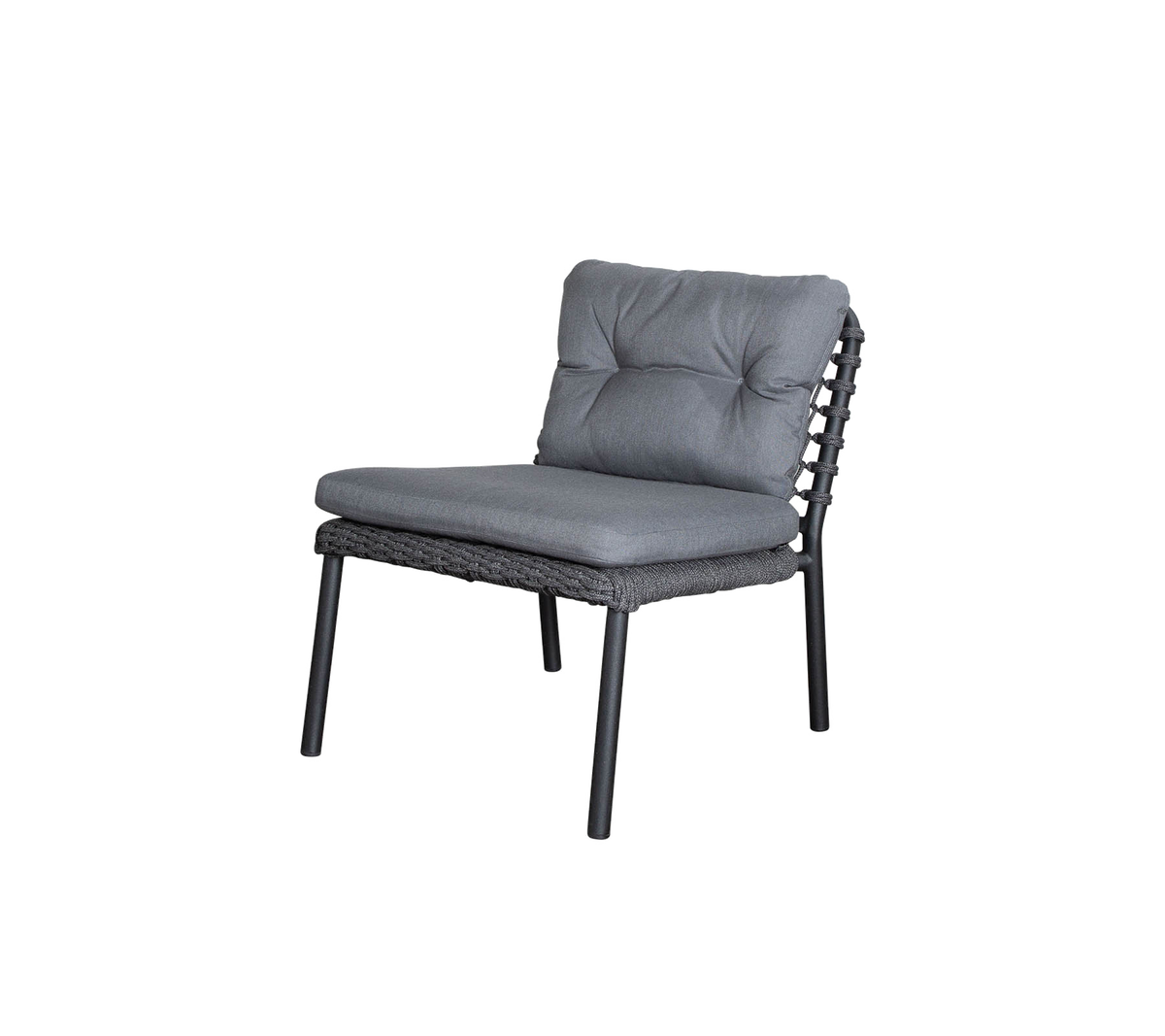 Chaise élégante avec un coussin en velours gris et un cadre tissé, offrant confort et design moderne pour différents environnements.