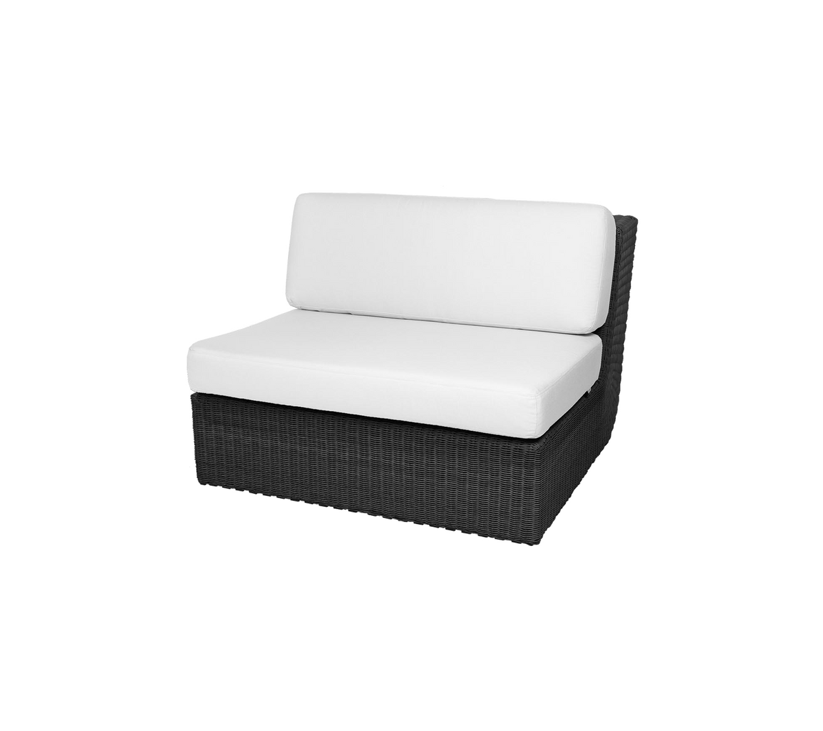 Chaise longue en rotin noir avec un coussin blanc, conçue pour le confort et le style dans les espaces de détente.