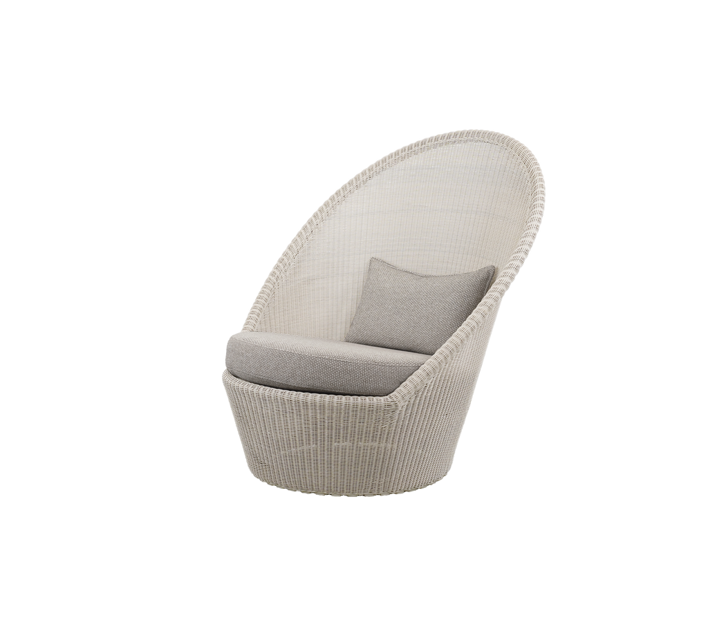 Chaise marron clair avec coussin couleur sable dans un environnement de salon moderne.