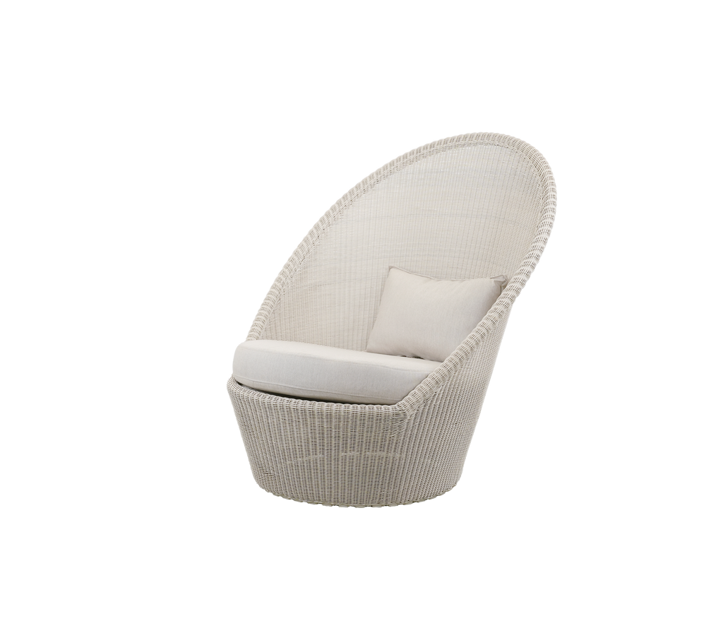 Chaise de sable moderne avec coussin dans un design minimaliste.