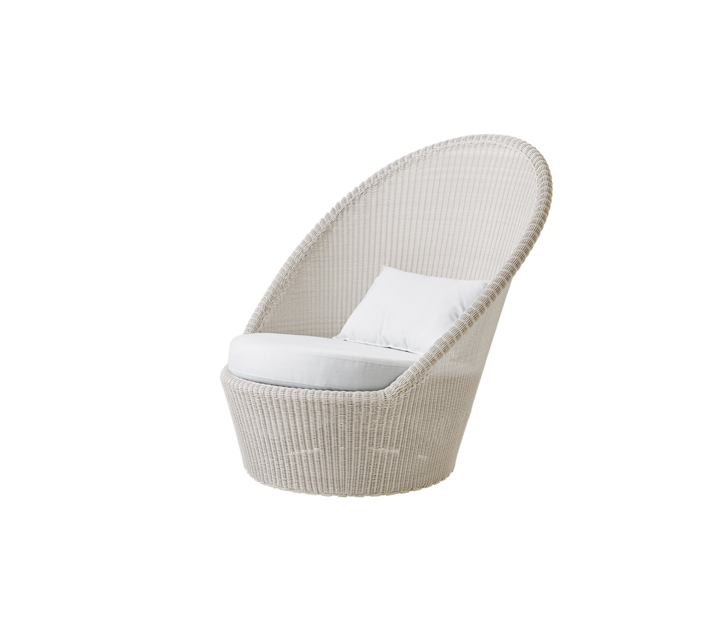 Fauteuil moderne avec coussin blanc dans un design minimaliste.