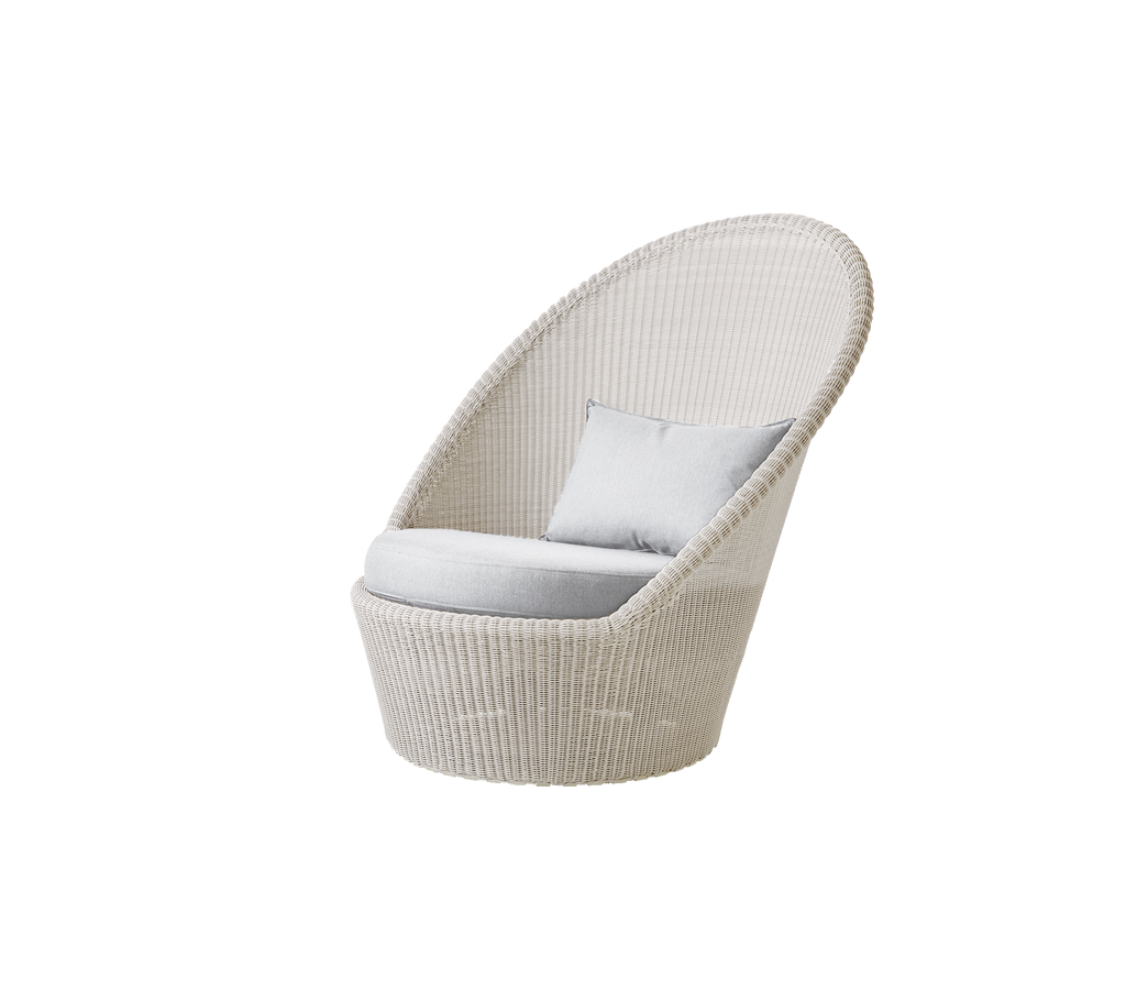 Fauteuil moderne avec un coussin gris clair.