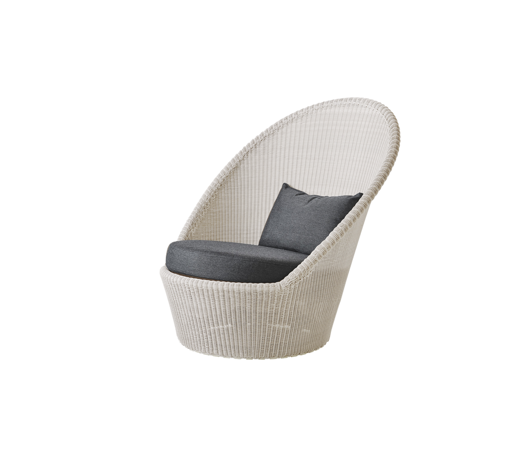 Chaise de sable moderne avec coussin noir dans un cadre de salon élégant.