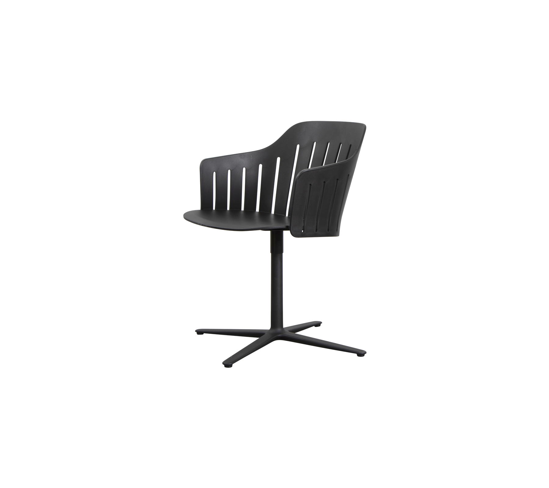 Chaise noire élégante avec un dossier courbé, design à lamelles et une base à quatre pieds pour un sitting moderne.