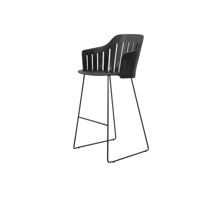 Tabouret de bar noir avec un dossier courbé et des pieds en métal fins, conçu à la fois pour le style et le confort.