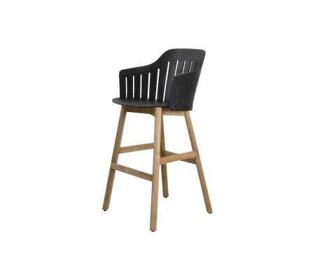 Chaise haute élégante avec un siège noir épuré doté de lamelles verticales et d'un cadre en bois naturel pour une touche moderne. Parfaite pour les espaces de repas.