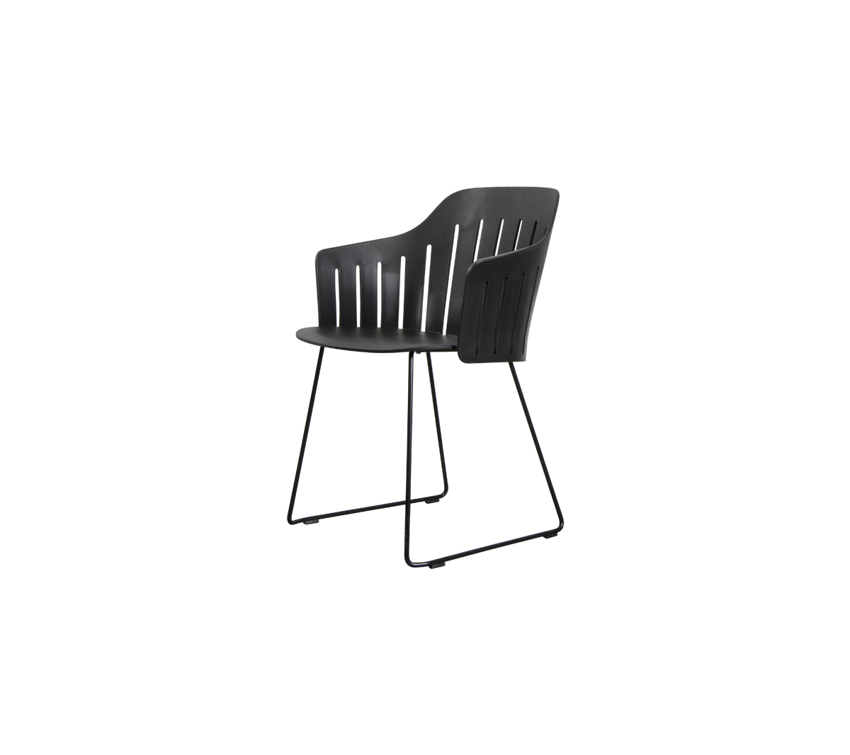 Chaise noire moderne avec un dossier incurvé et un design épuré, soutenue par un cadre métallique minimaliste. Parfaite pour différents environnements.