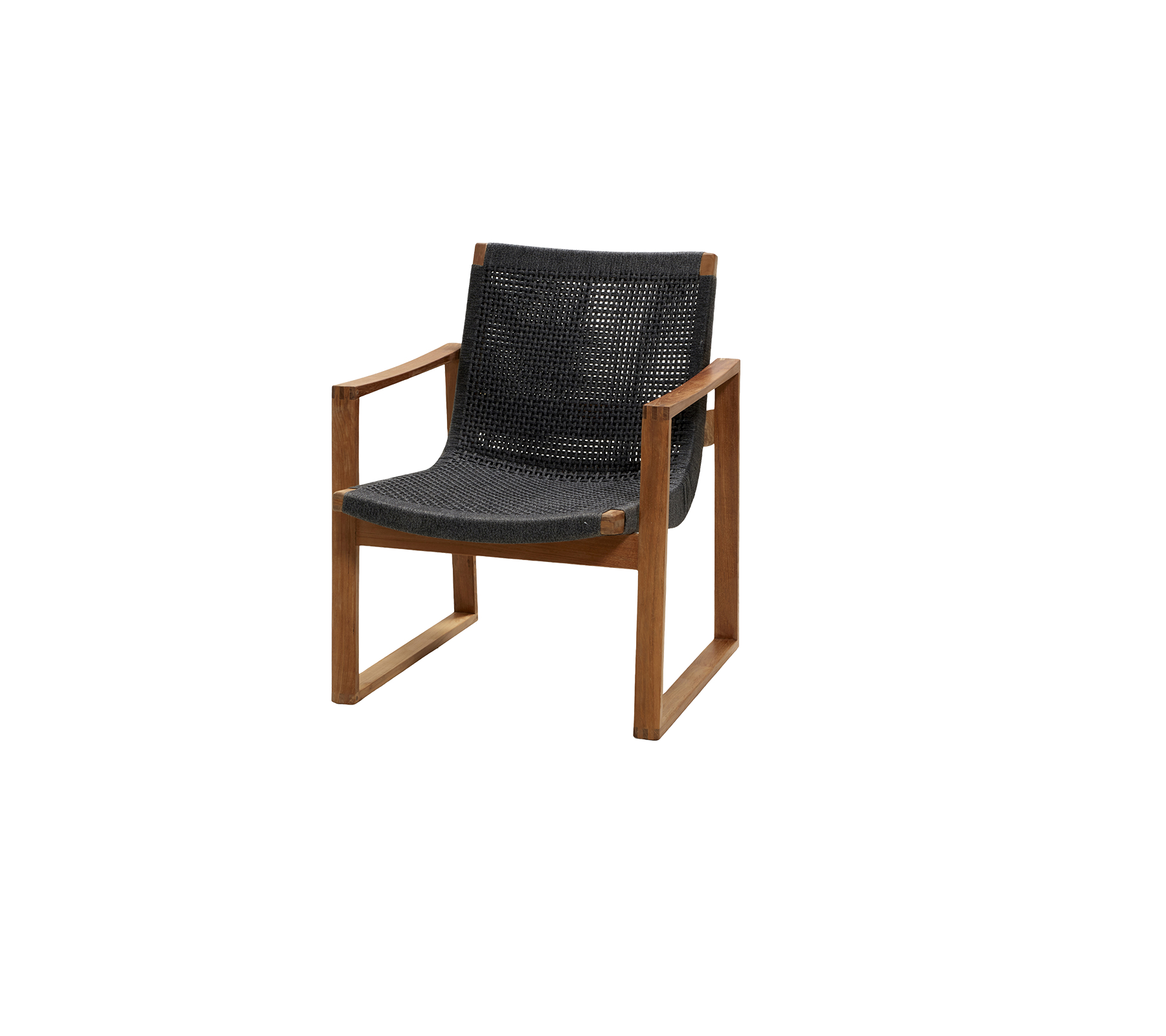Chaise élégante avec un cadre en bois et un siège en tissu sombre confortable, parfaite pour des intérieurs modernes ou des environnements décontractés.