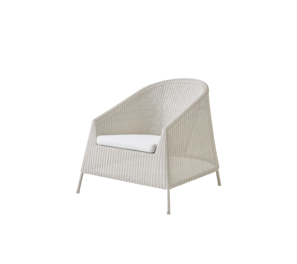 Chaise blanche moderne avec un coussin, présentant un design minimaliste.