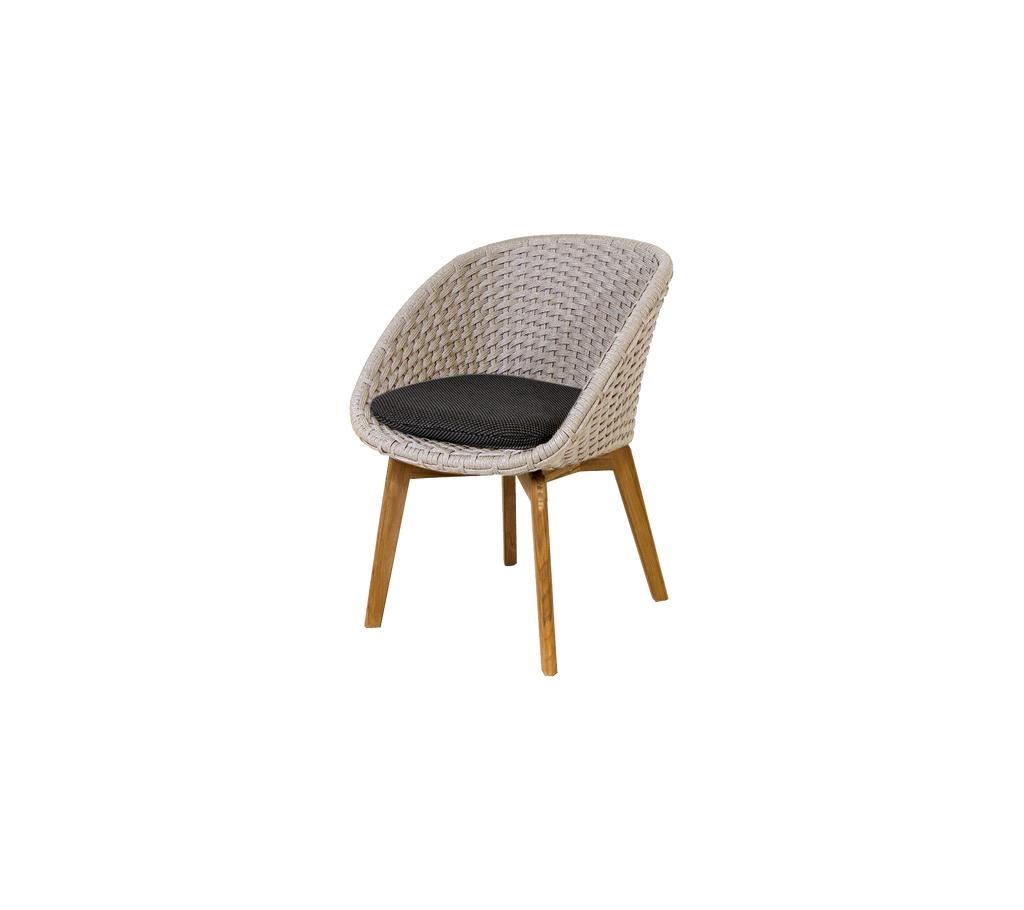 Chaise de plage moderne avec coussin gris foncé.