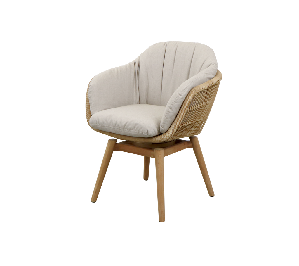 Une chaise élégante avec un dossier courbé, un revêtement en crème doux et un cadre en bois naturel pour un look moderne et chaleureux.