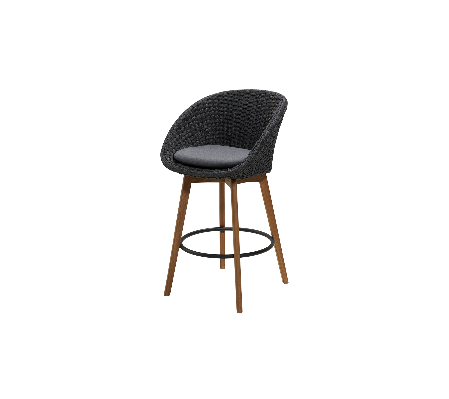 Chaise haute élégante avec un siège tressé de couleur foncée et un coussin rembourré, dotée de pieds en bois et d'un repose-pieds pour un confort supplémentaire.