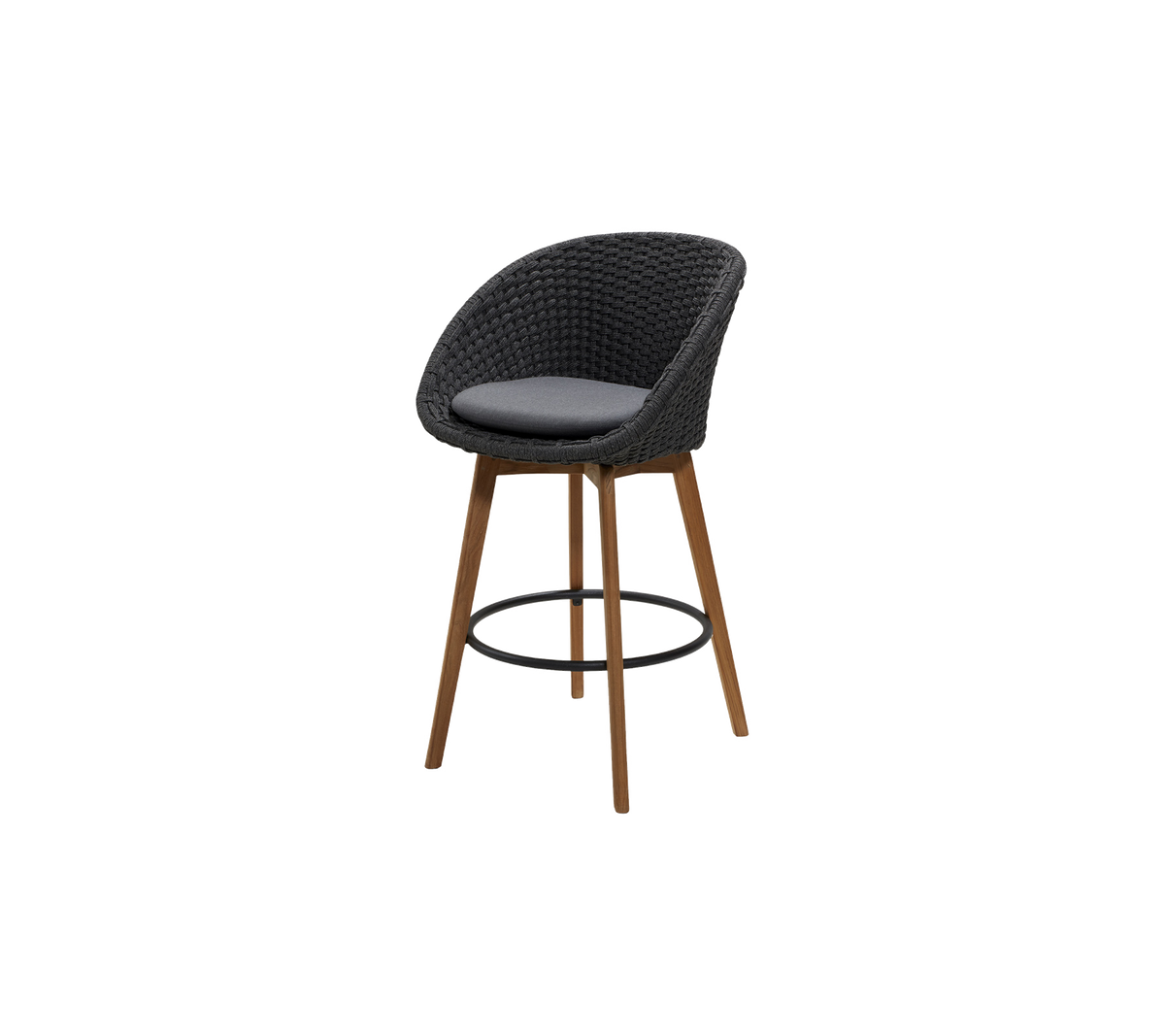 Chaise haute élégante avec un siège tressé de couleur foncée et un coussin rembourré, dotée de pieds en bois et d'un repose-pieds pour un confort supplémentaire.