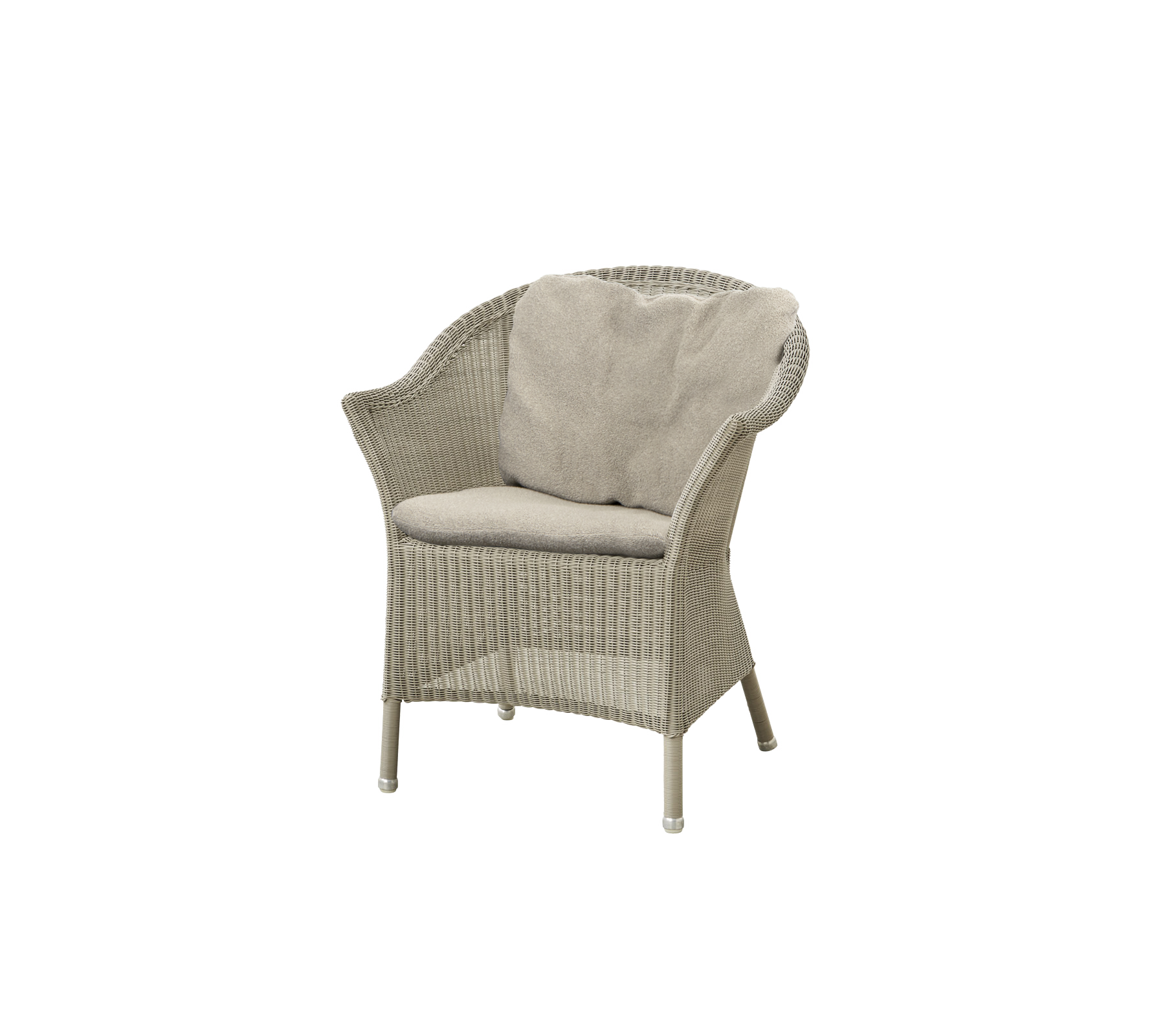 Chaise tissée avec un coussin de couleur claire, dotée d'un dossier incurvé et de pieds robustes, parfaite pour se détendre.