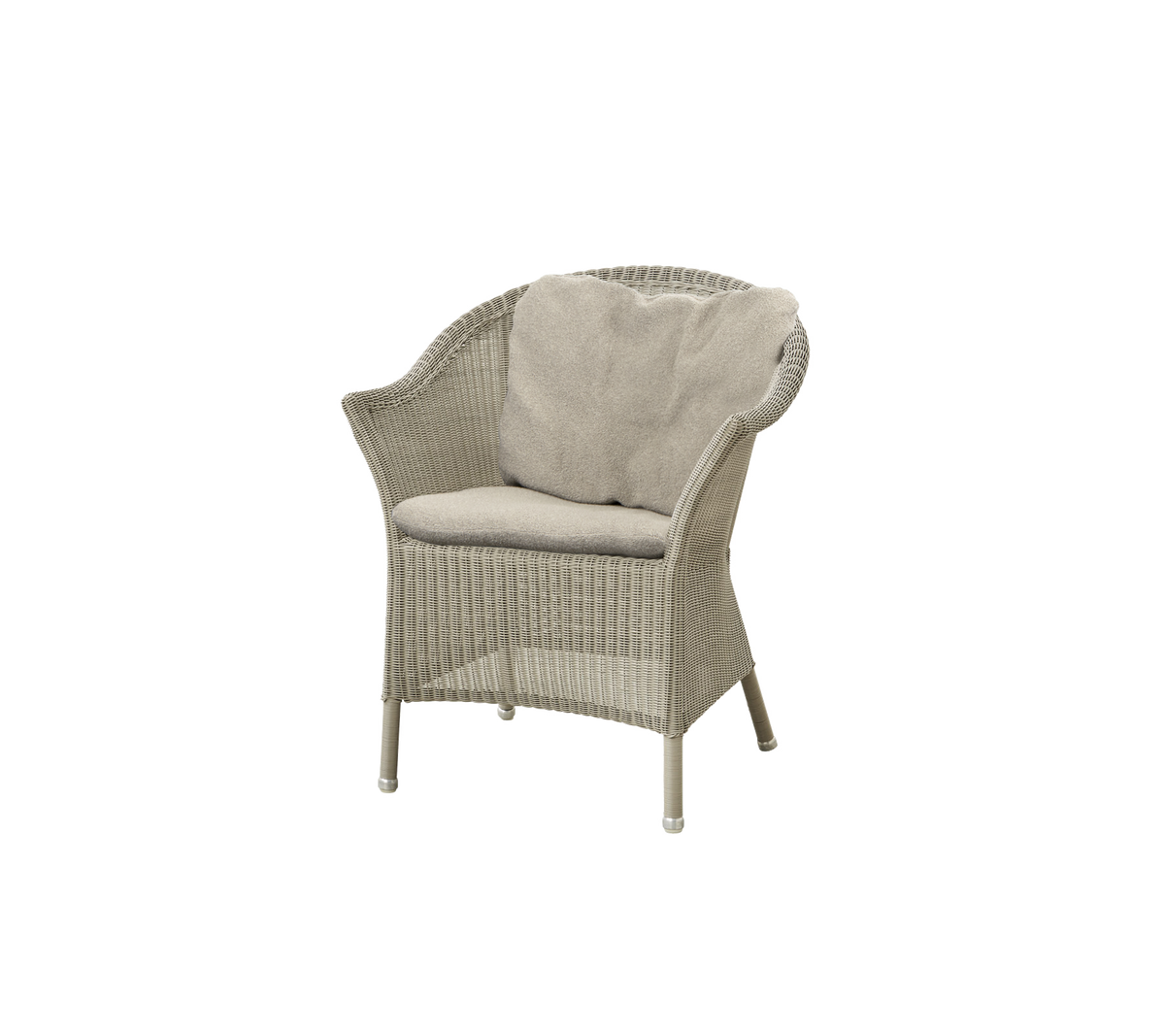 Chaise tissée avec un coussin de couleur claire, dotée d'un dossier incurvé et de pieds robustes, parfaite pour se détendre.