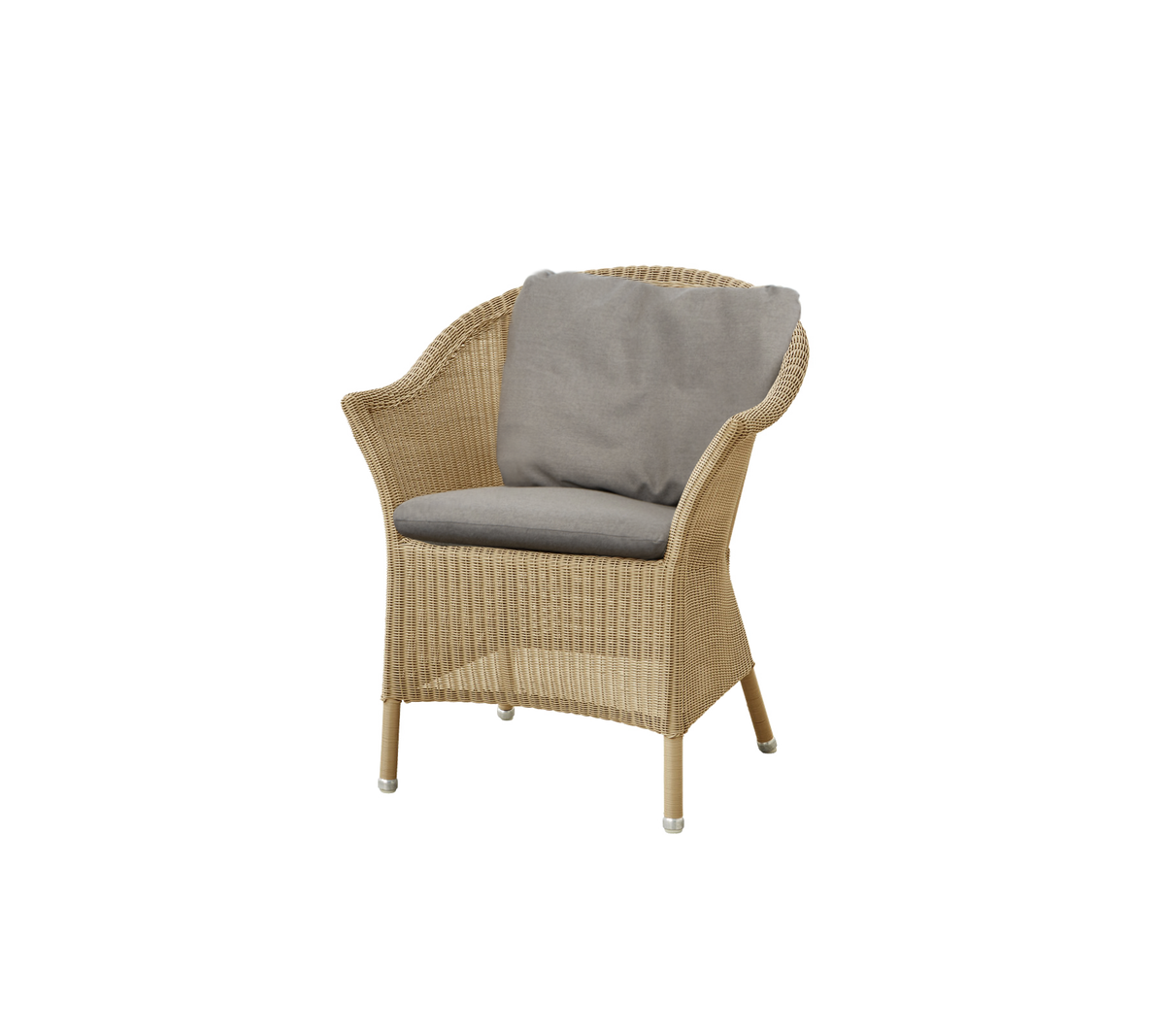 Une chaise tressée confortable avec un coussin gris doux, idéale pour se détendre et s'asseoir de manière décontractée.