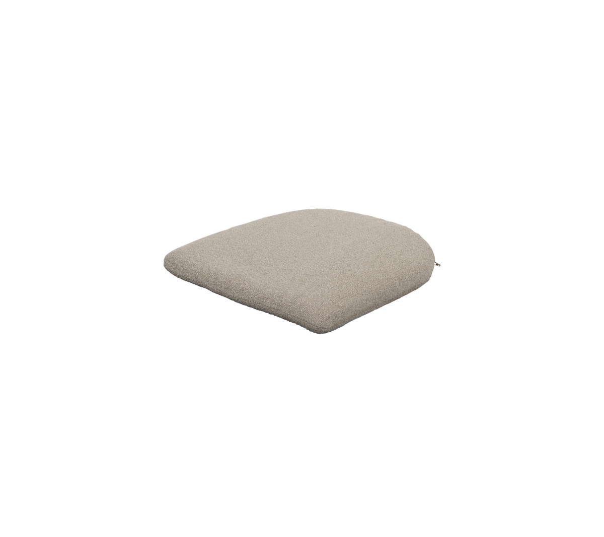 Coussin carré en tissu beige doux, offrant confort et une touche neutre à tout arrangement de sièges.