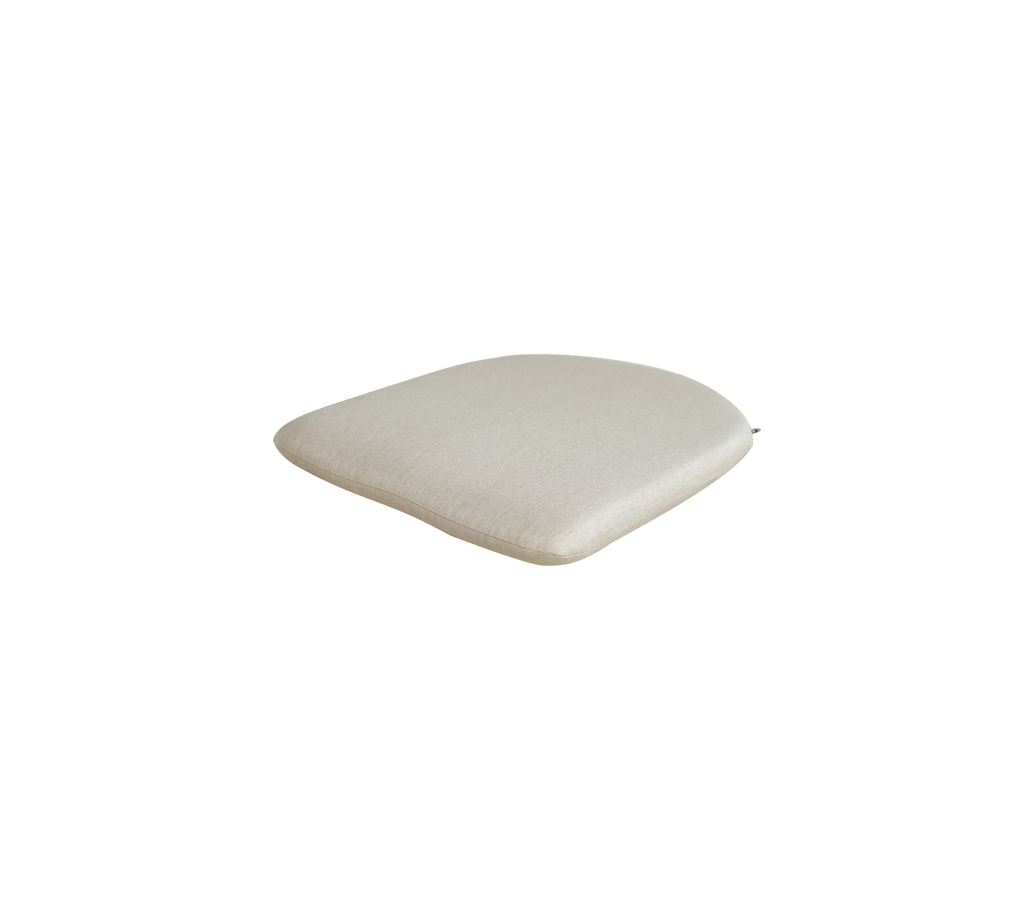 Coussin couleur sable avec une forme lisse et arrondie.
