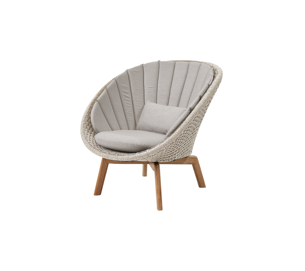Chaise de sable moderne avec un coussin en teck dans un cadre lounge.