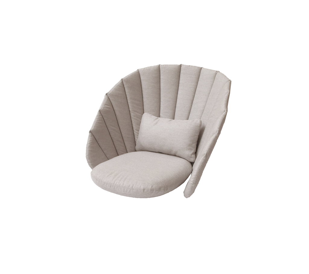 Chaise moderne de couleur sable avec un coussin assorti dans un design contemporain.