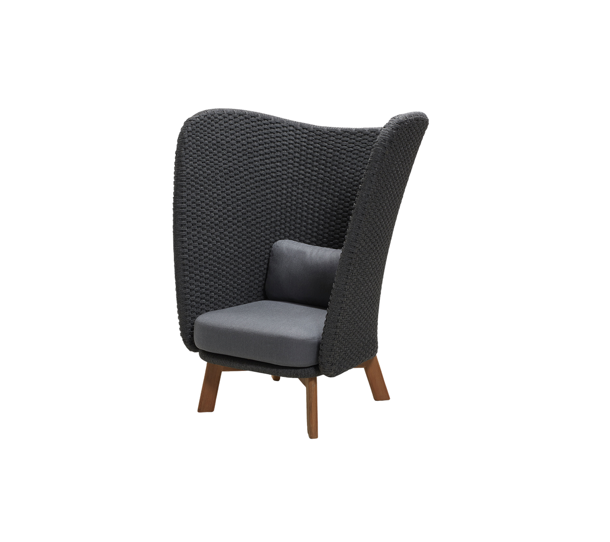 Chaise élégante avec un dossier tissé haut et un coussin gris confortable, dotée de pieds en bois pour une touche moderne.
