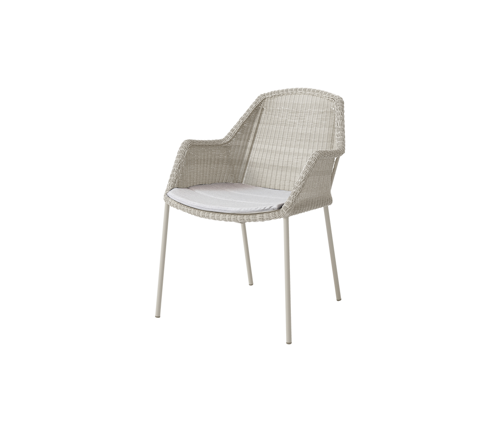 Chaise moderne avec coussin gris clair dans un design simple.